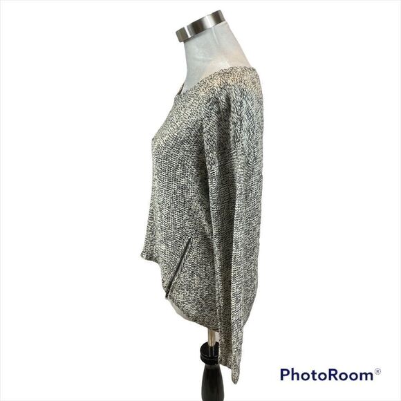 Quinn Brand Grey and White High Low long Sleeved‎ Zipper Accent Sweater Large - Picture 4 of 12